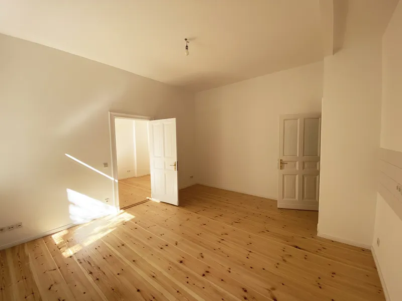 Ruhige Altbauwohnung komplett renovierte mit neuen Dielen und modernem Bad in Prenzlauer Berg — photo 1